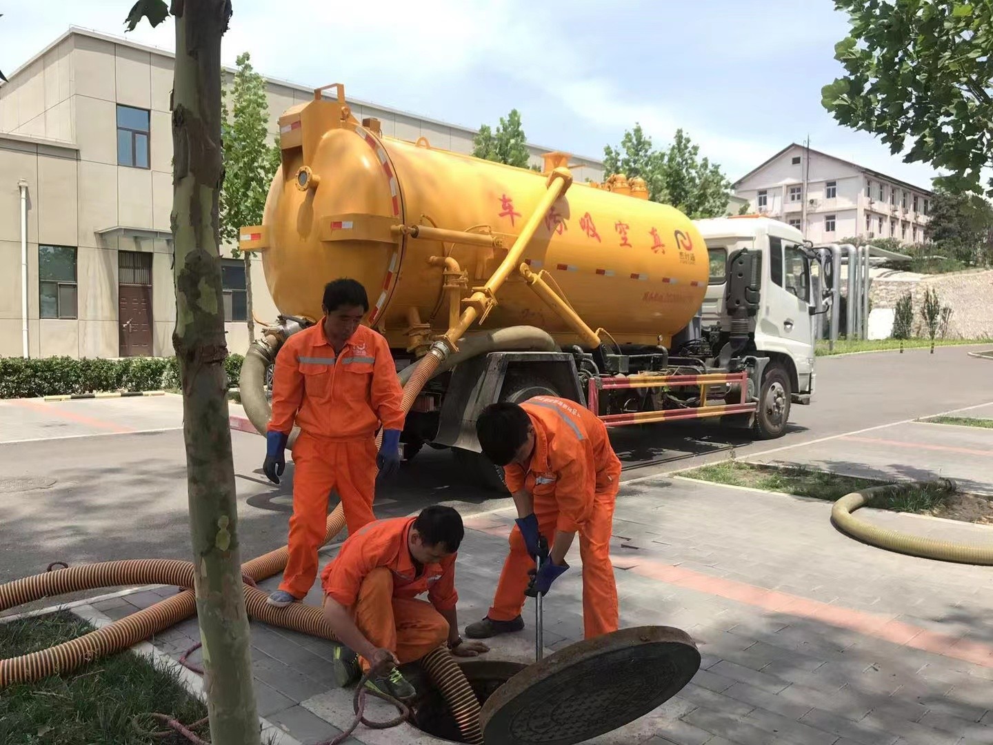 日土管道疏通车停在窨井附近