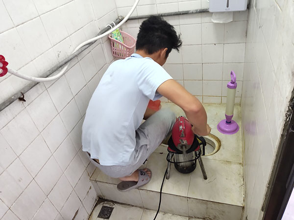 日土肥皂掉到马桶里把马桶堵住了怎么办？马桶堵住了怎么办