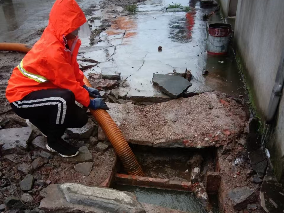 日土专业清理污水池 炜誉市政以规范流程守护城市 “肠道”