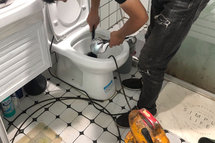 日土马桶堵塞自己疏通还是找师傅？专业上门服务让你省时更省心